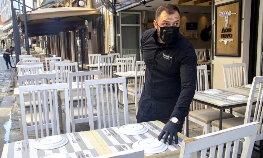 Αλλάζουν όλα από αύριο στην εστίαση - Πού μπορείτε να πάτε, τι πρέπει να ξέρετε